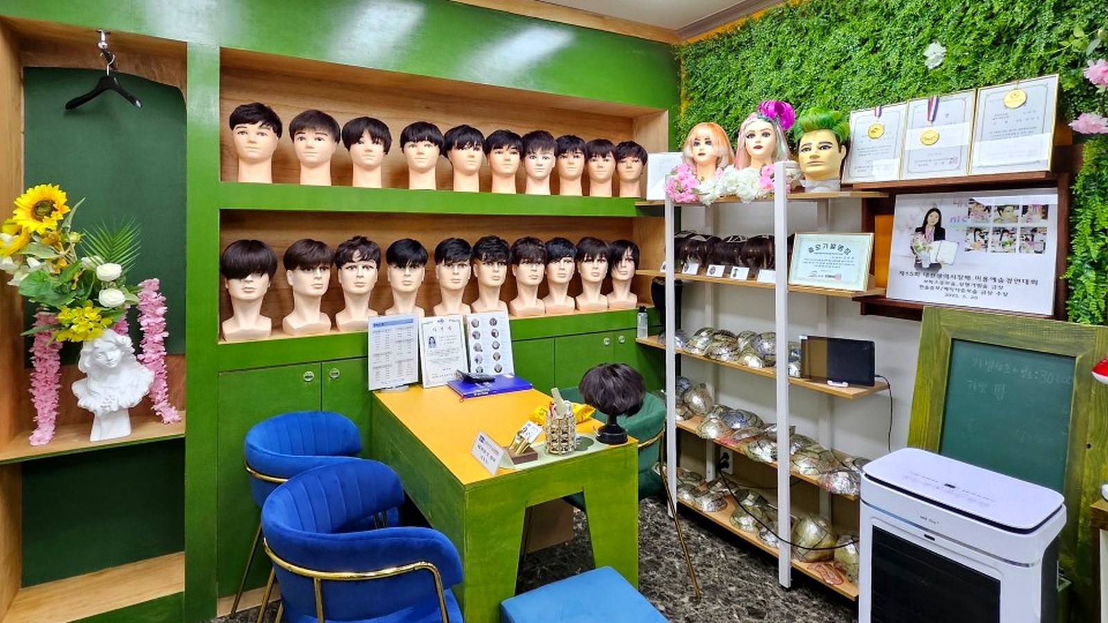탐나 매장 선반의 가발 마네킹.